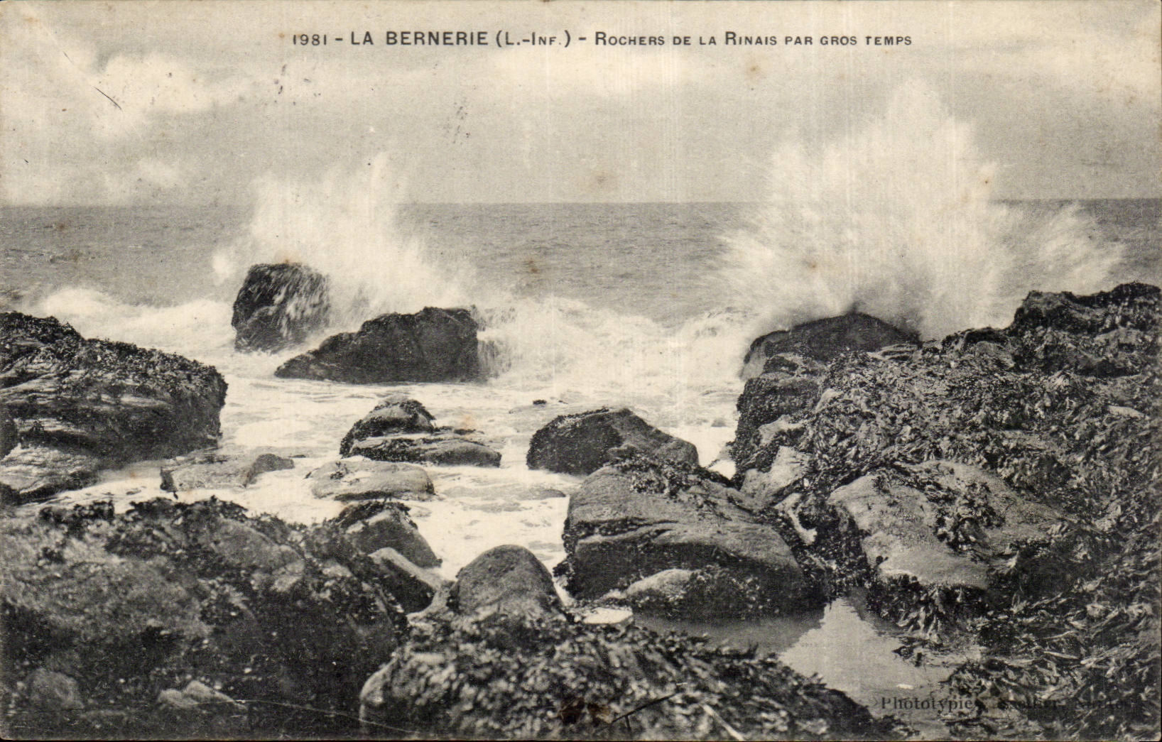 CPA La Bernerie Rochers de la Rinais par gros temps 