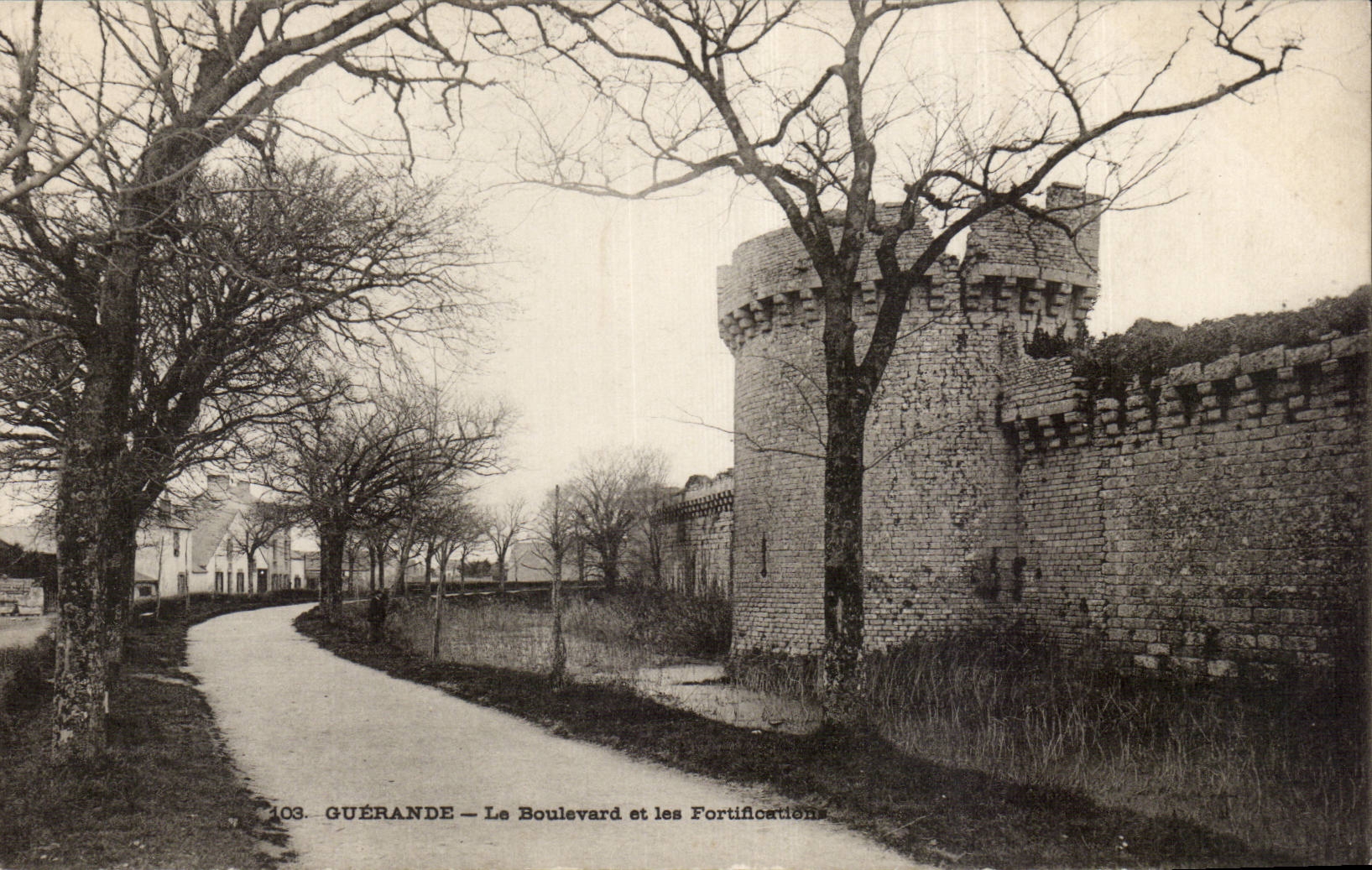 CPA Guerande Le boulevard et les fortifications