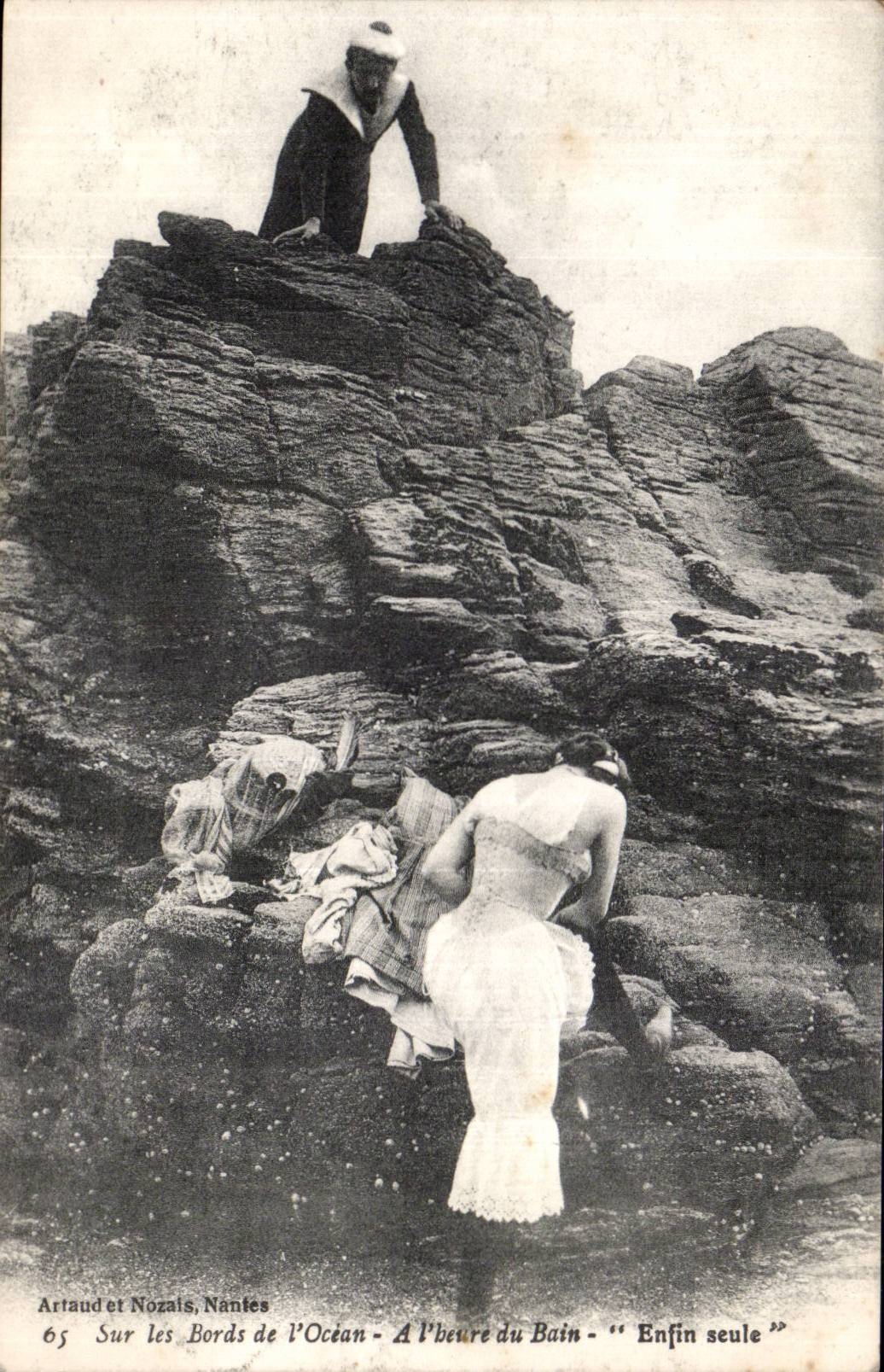 CPA Sur les bords de l'ocean A l'heure du bain Enfin seule Folklore Femme Marin