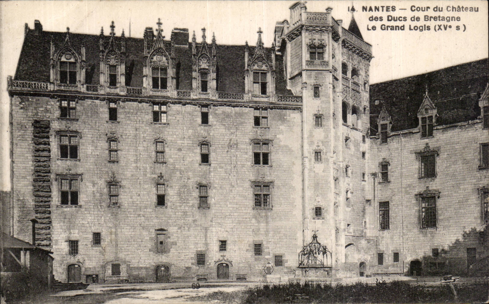 CPA Nantes Cour du chateau des ducs de Bretagne Le grand logis