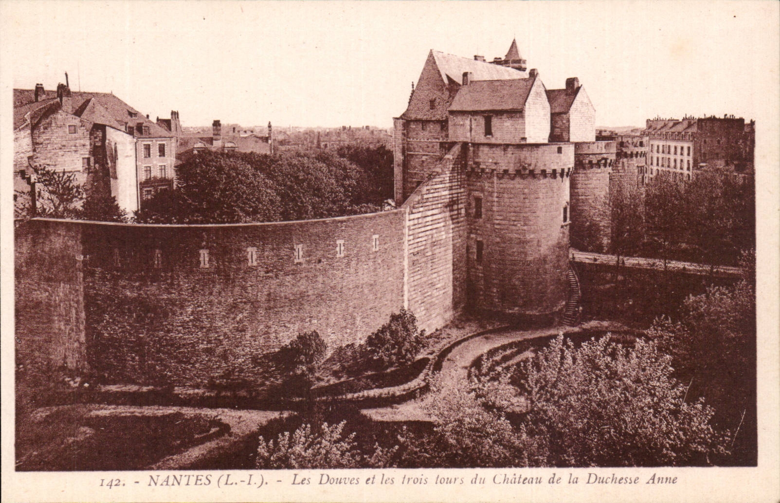 CPA Nantes Les douves et les trois tours du chateau de la duchesse Anne
