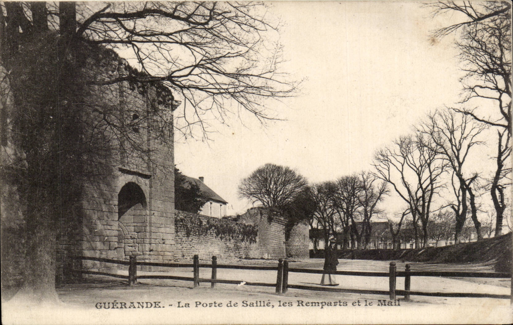 CPA Guerande a porte de Saille les remparts et le mail