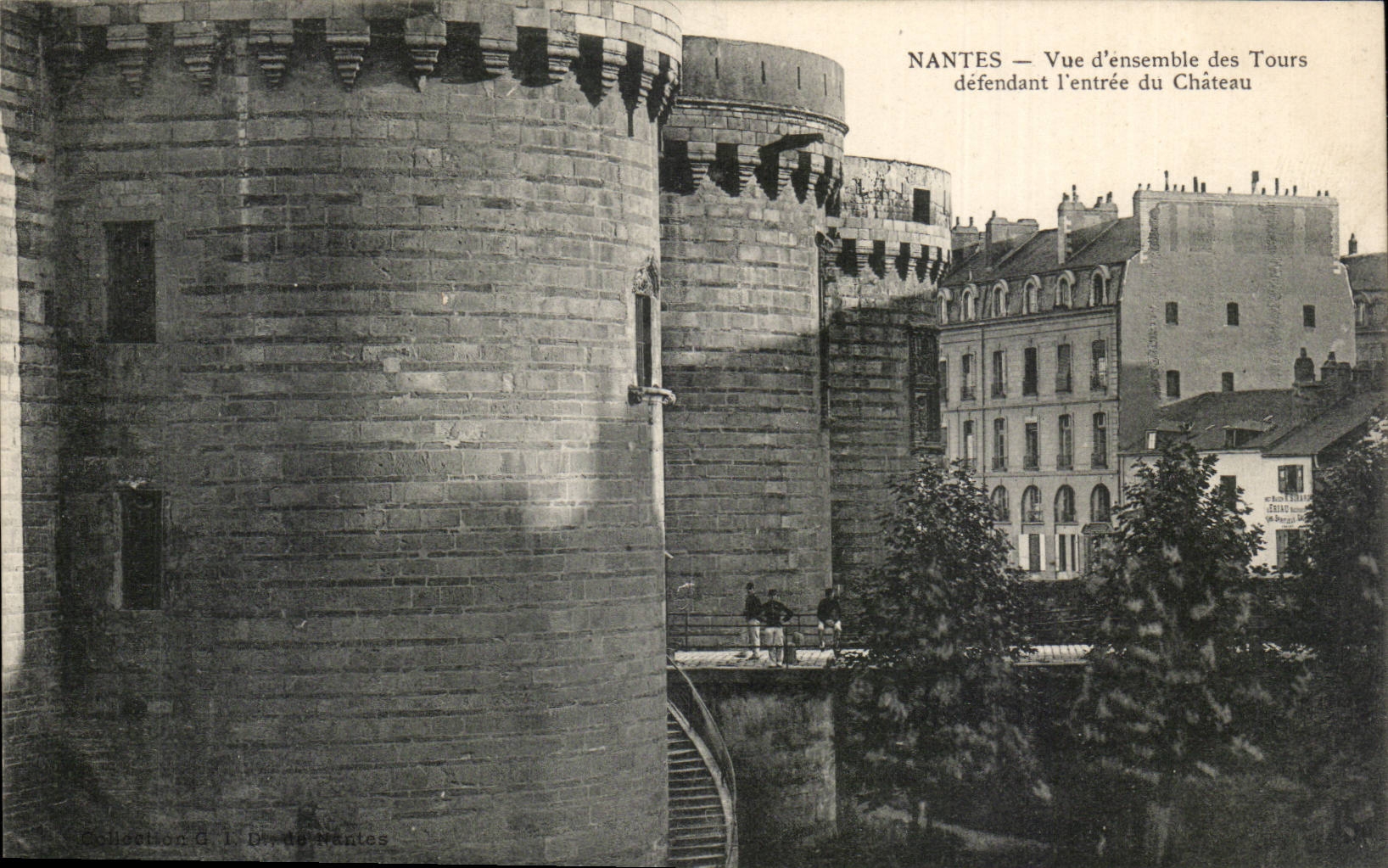 CPA Nantes Vue d'ensemble des tours defandant l'entree du chateau