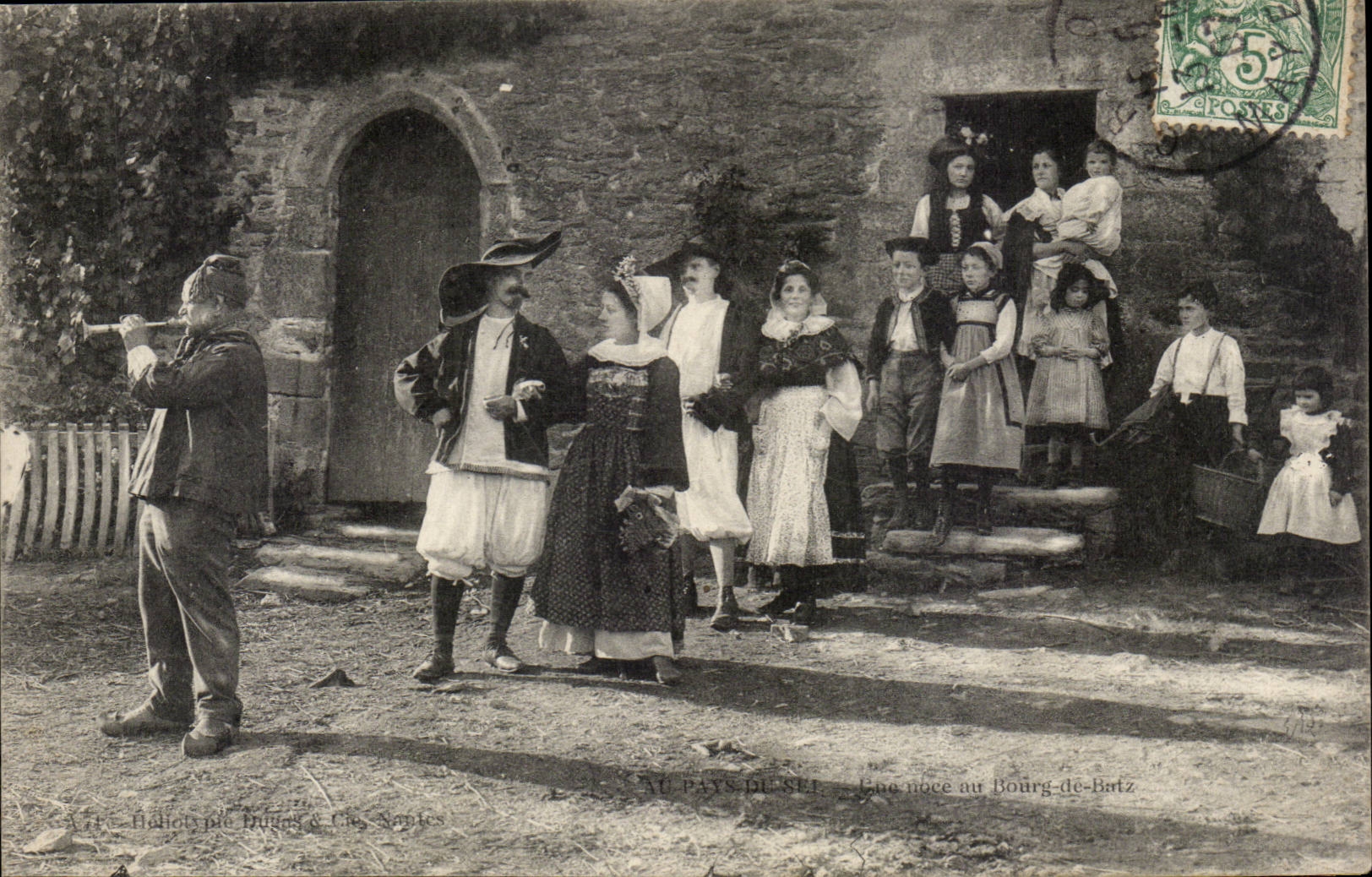 CPA Au pays du sel Une noce au Bourg de Batz Folklore Danse