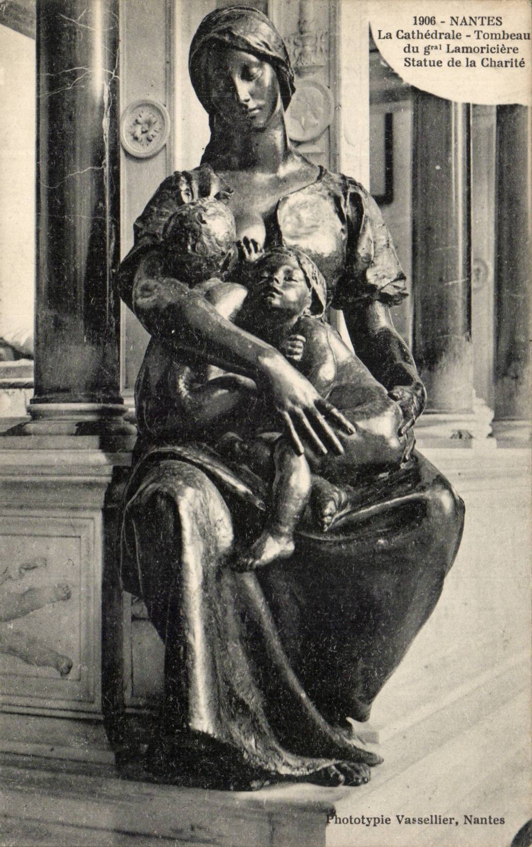 CPA Nantes la cathedrale Tombeau du Gal Lamoriciere Statue de la cahrite