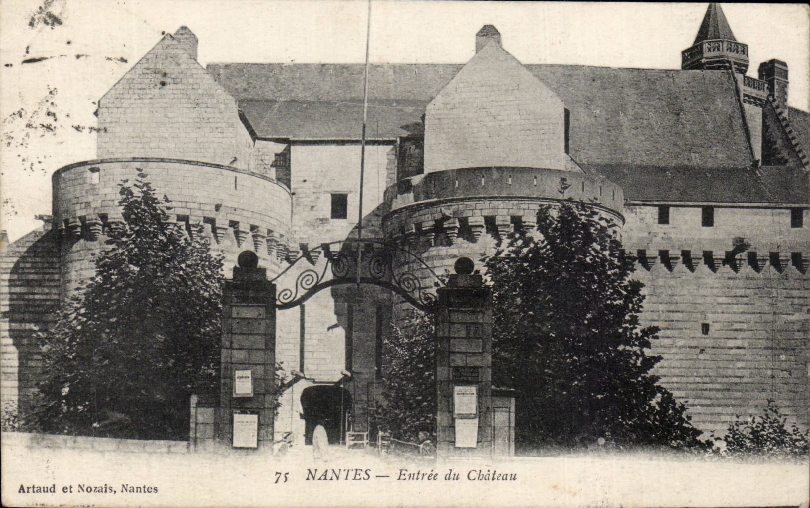 CPA Nantes Entree du chateau