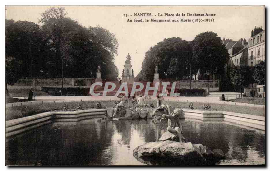 CPA Nantes La place de la duchesse Anne Au fond le monument aux morts