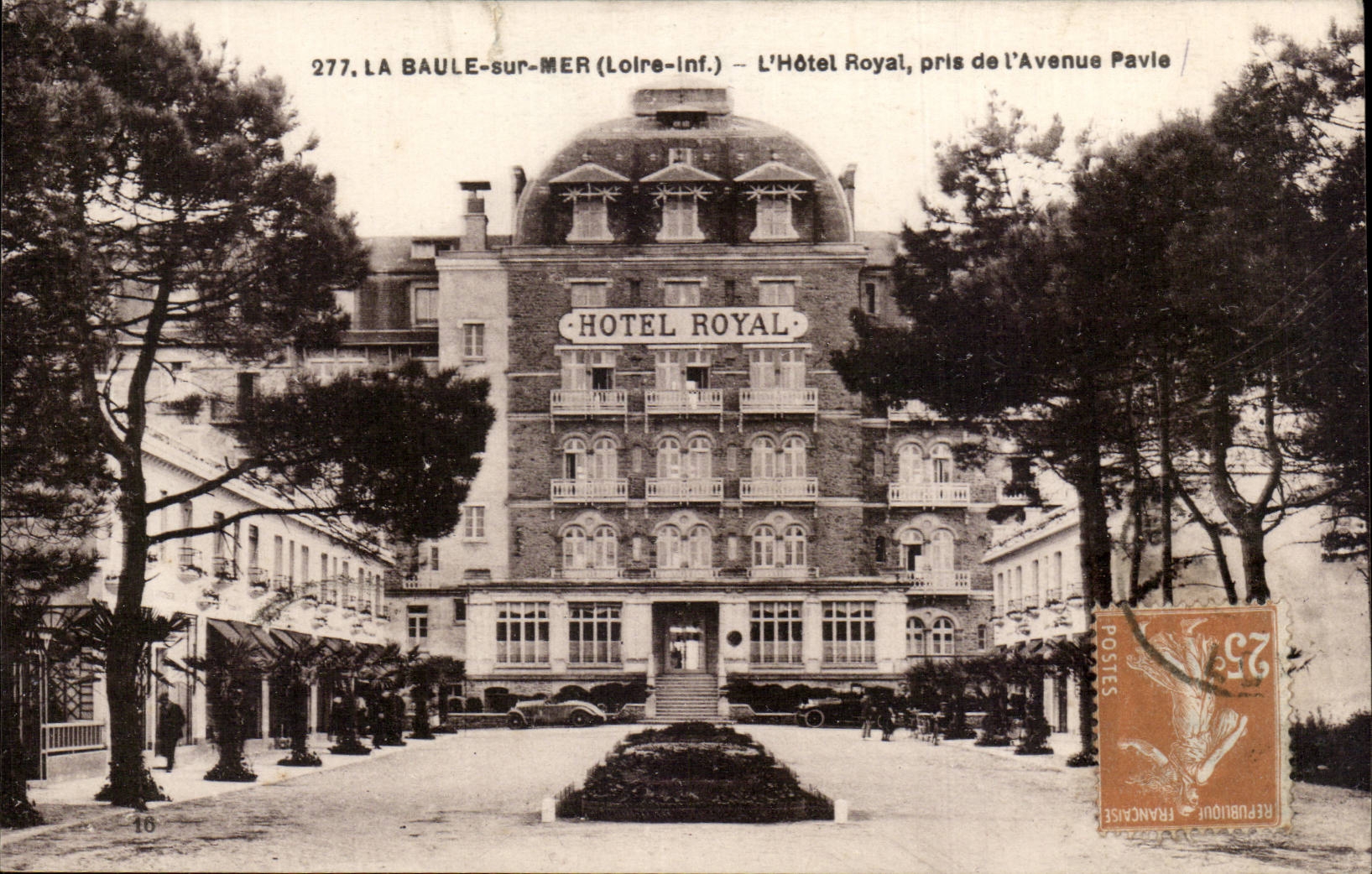 CPA La Baule sur Mer L'hotel royal pris de l'avenue Pavie