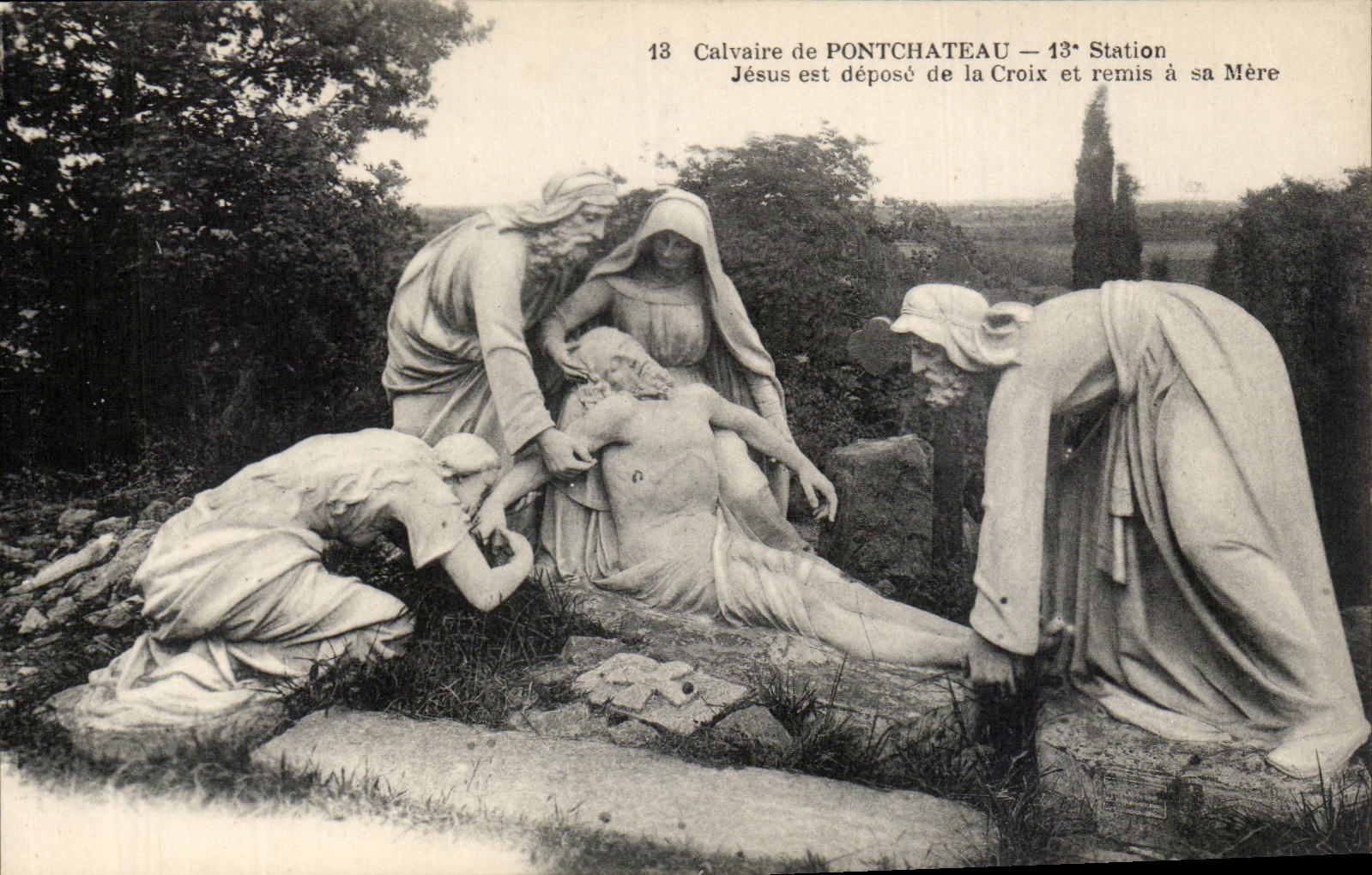 CPA Calvaire de Pontchateau Station Jesus est depose de la croix et remis a sa mere