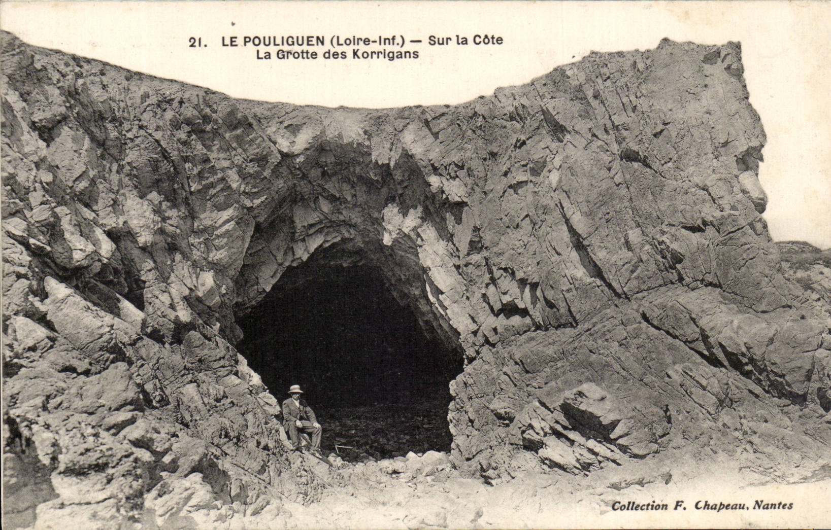 CPA Le Pouliguen Sur la cote La grotte des Korrigans