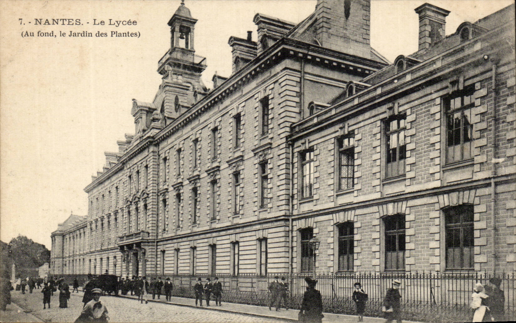 CPA Nantes Le lycee Au fond le jardin des Plantes