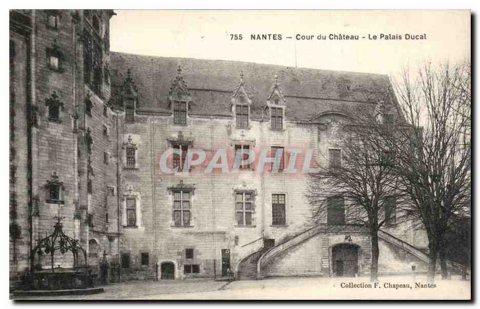 CPA Nantes Cour du chateau Le palais ducal
