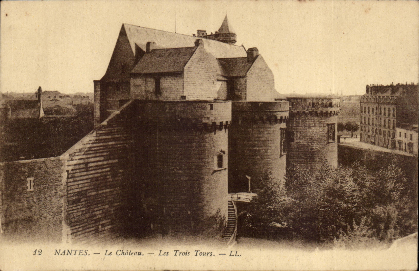CPA Nantes Le chateau Les trois tours