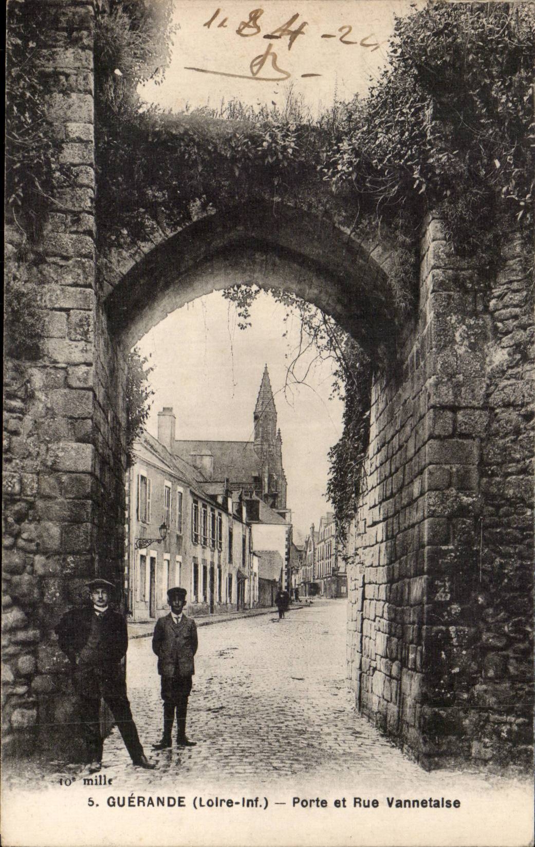 CPA Guerande Porte et rue Vannetaise