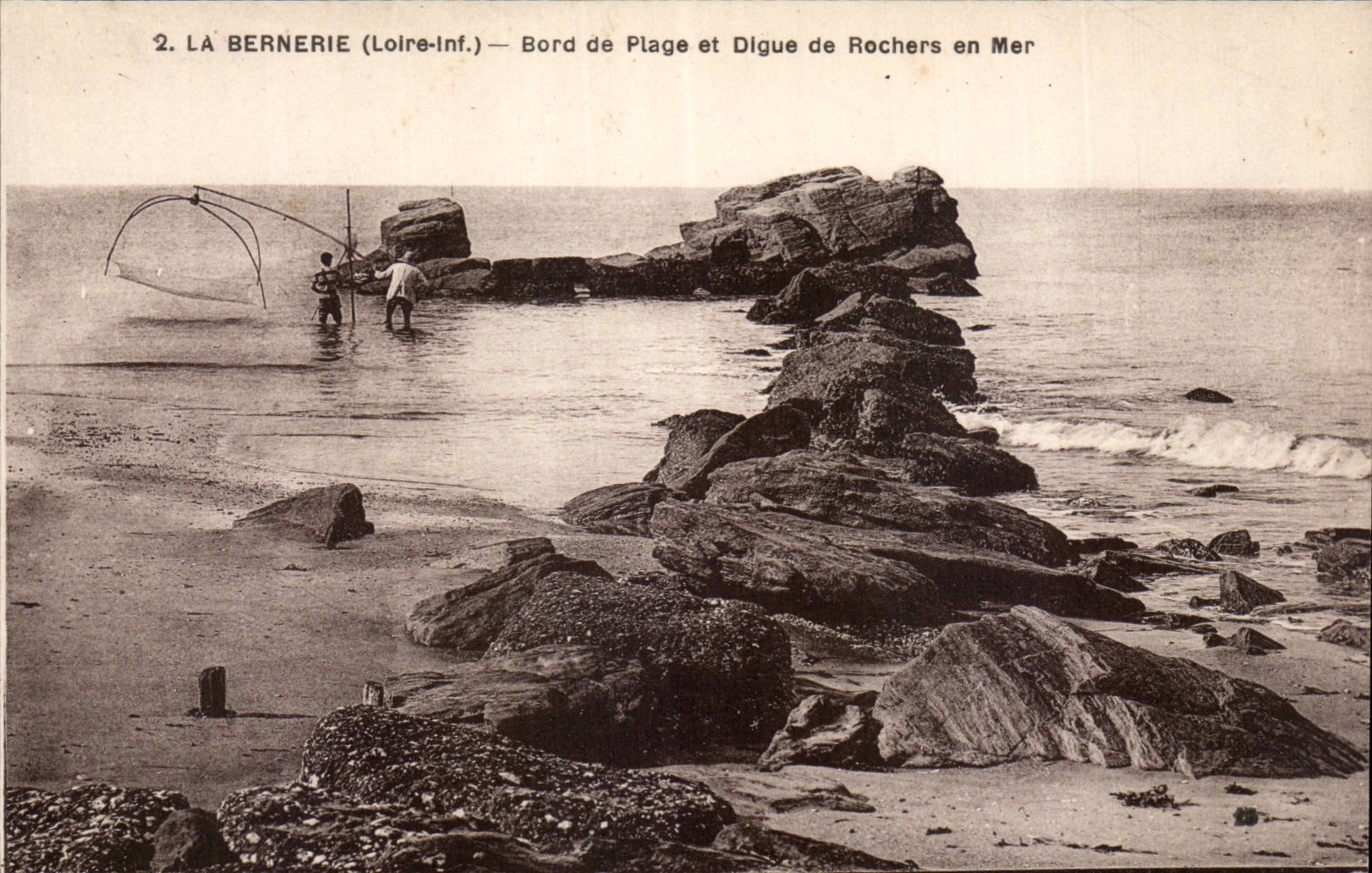 La Bernerie - Bords de Plage et Digue de Rochers en Mer - CPA 
