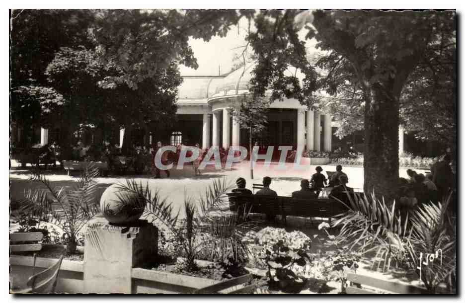 Vittel - Un Coin du Parc et l'Etablissement Thermale - CPA 