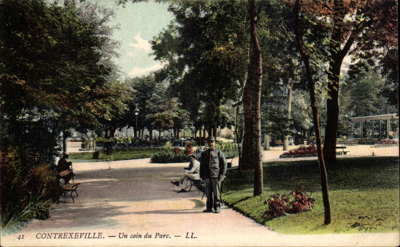 CPA Contrexeville Un coin du parc