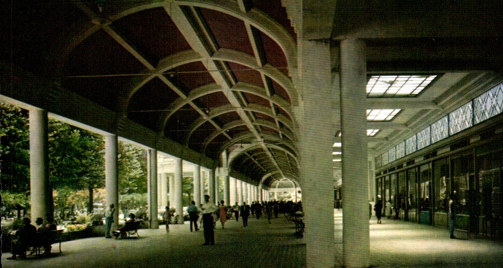 CPSM Vittel Les galeries du parc
