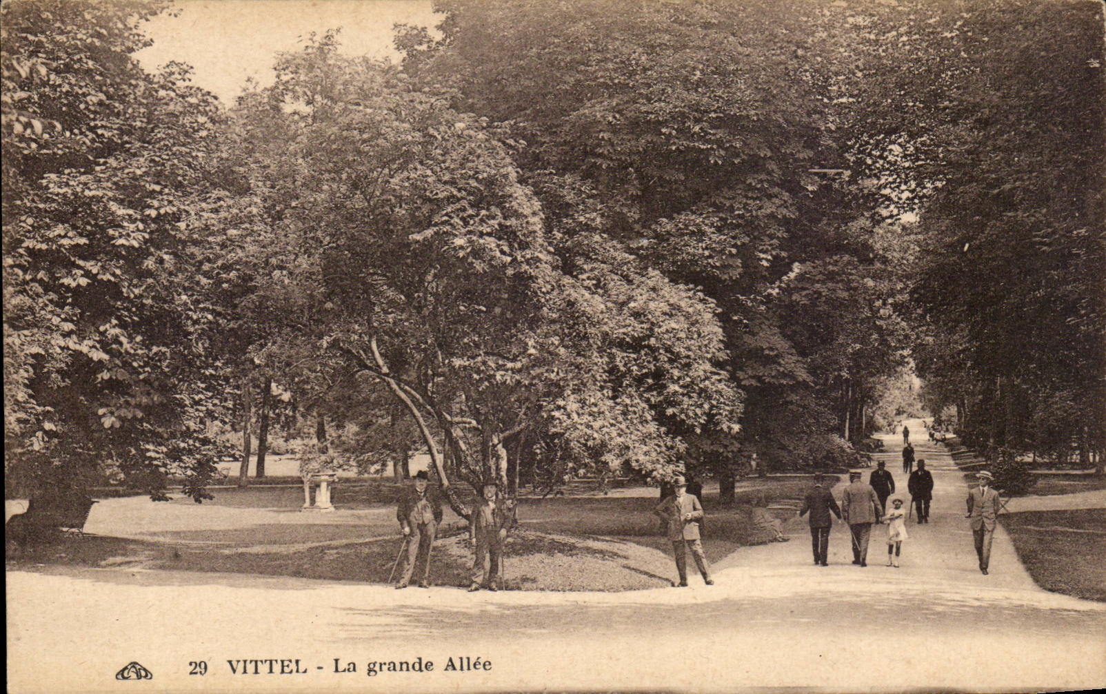 Vittel - La Grande Allee - CPA 