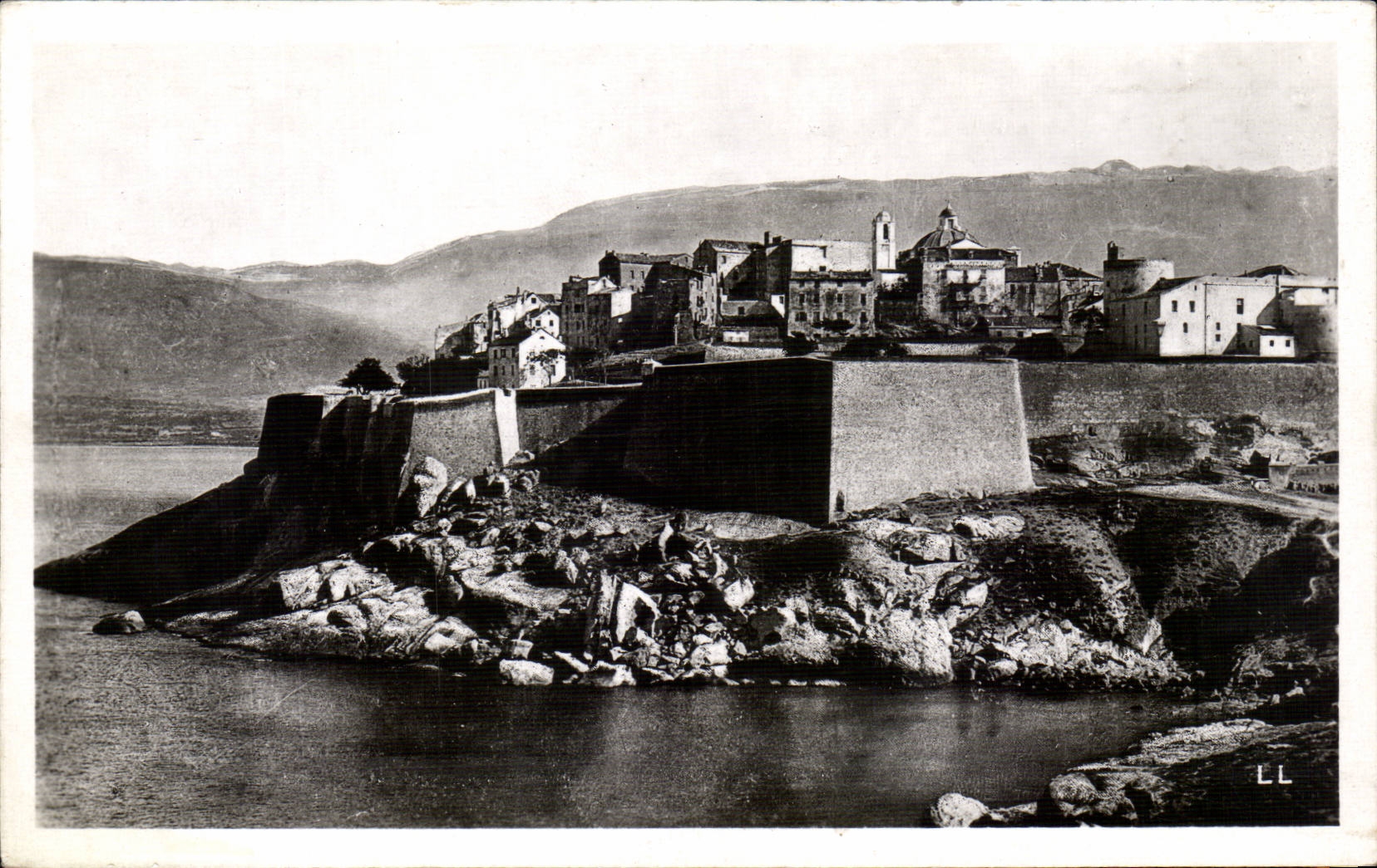 Calvi — Les remparts de la ville haute — Real-Photo Strasbourg