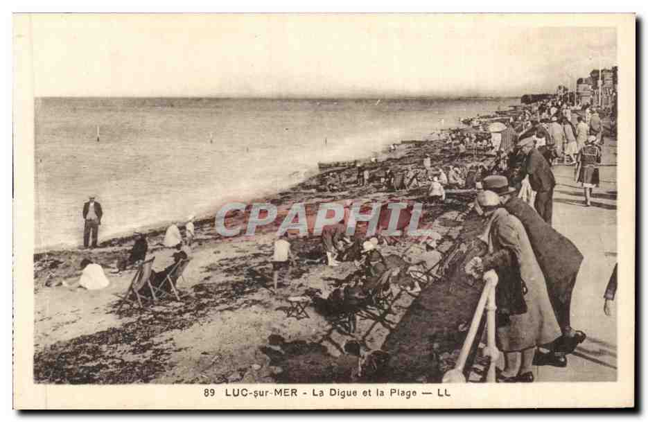 CPA Luc sur Mer La digue et la plage