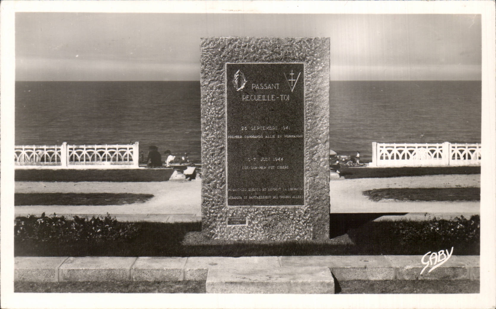 CPSM Luc sur Mer Monument commemorant les dates des 23 septembre 1941 et 6-7 juin 1944