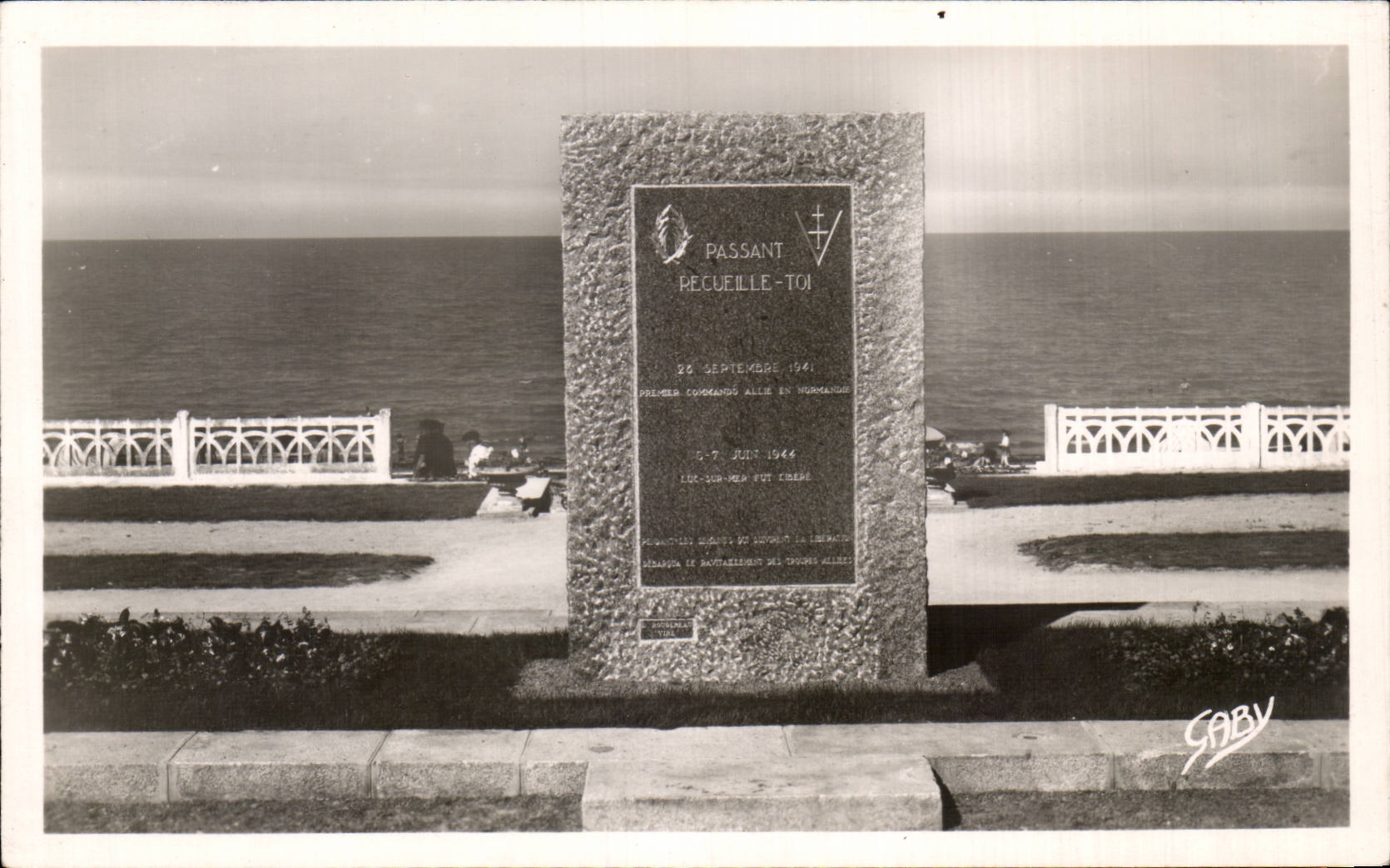 CPSM Luc sur mer Monument commemorant les dates des 23 septembre 1941 et 6-7 juin 1944