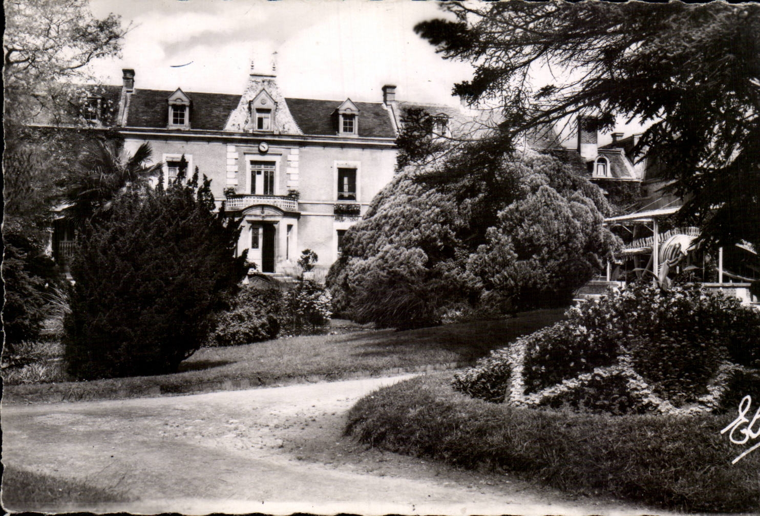 CPSM Luc sur mer Un coin du jardin public La mairie