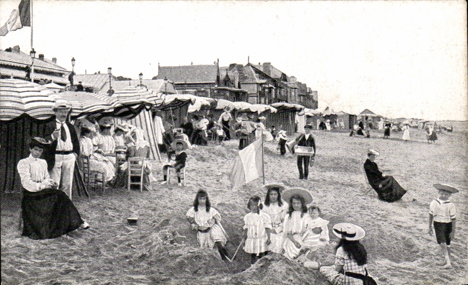 Plage animée — bains de mer — éditeur N. Gova Photo, n°14