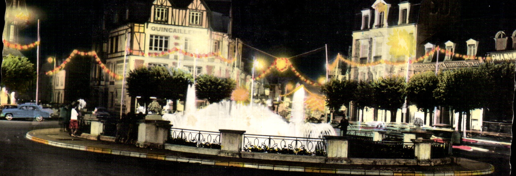 Beleuchtete Place de Morny in Deauville — nächtliche Ansicht mit Brunnen und Gebäuden — Verlag REAL-PHOTO, Nr. 141