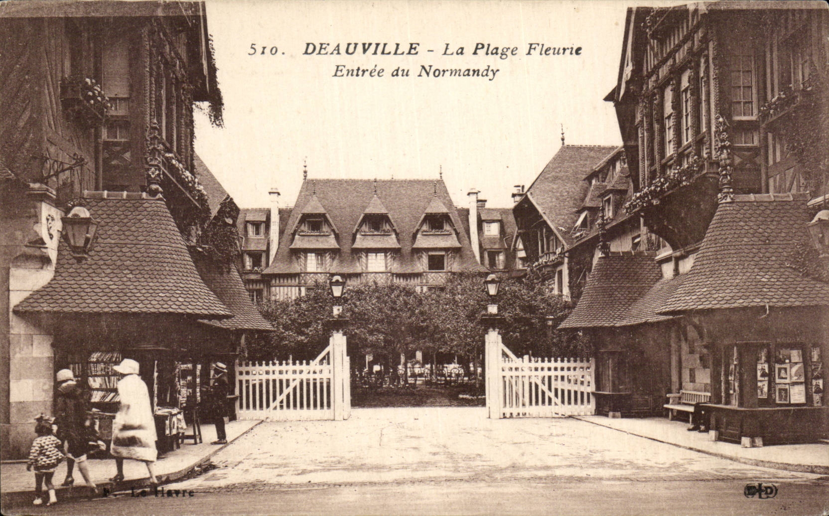 CPA Deauville La plage fleurie Entree du normandy