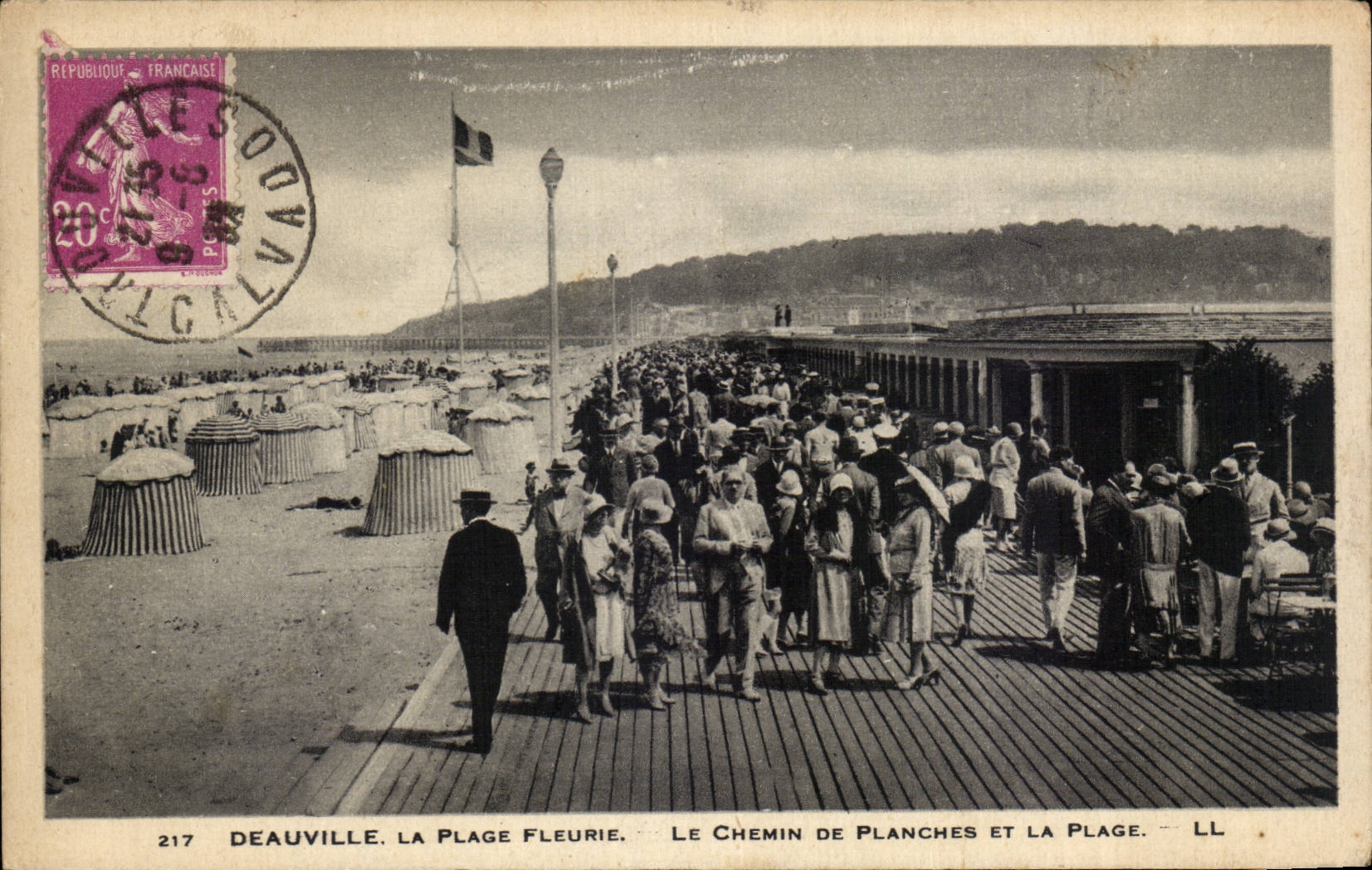 Deauville, la Plage Fleurie — Le Chemin de Planches et la Plage — LL
