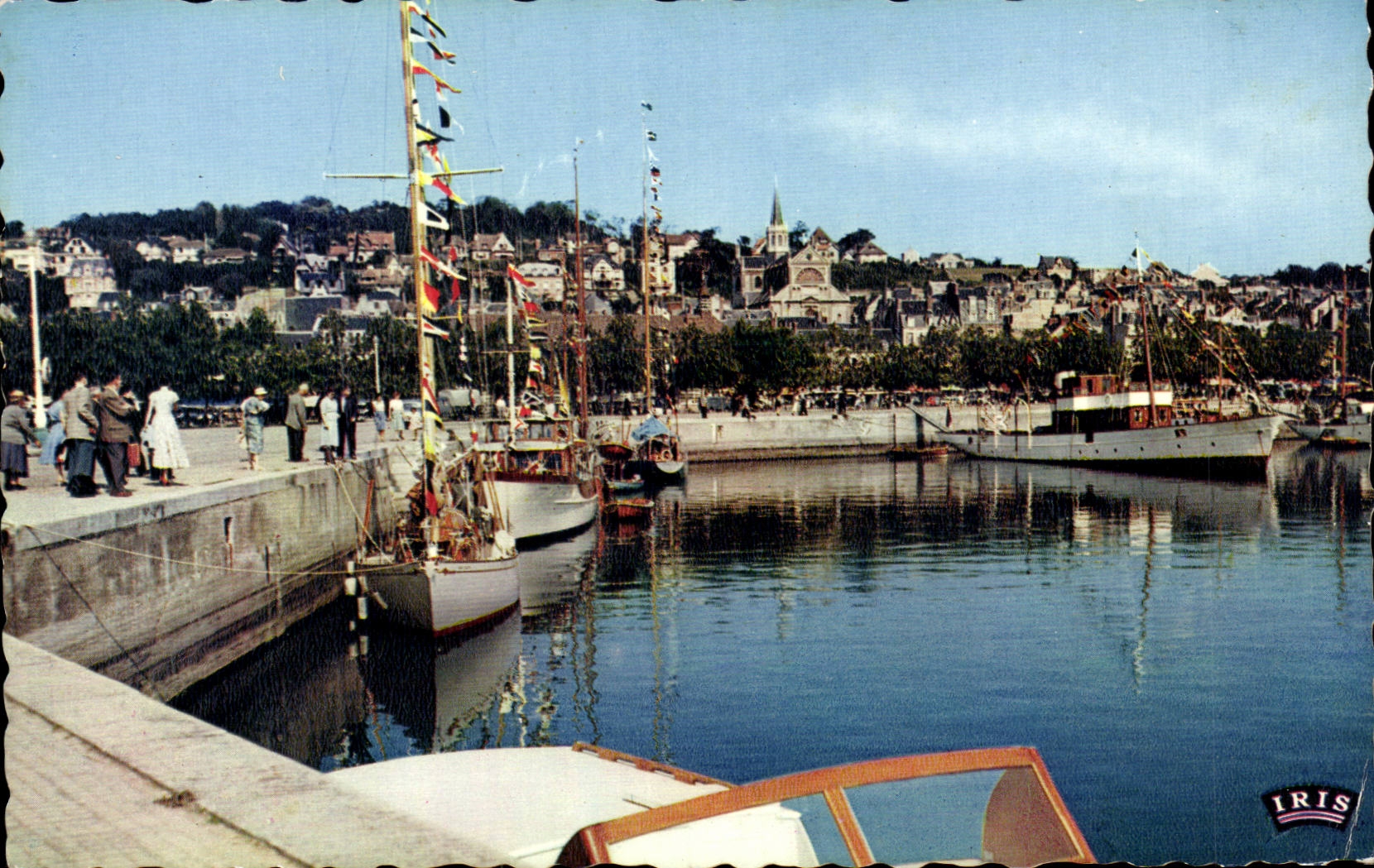 Le Bassin des Yachts à Deauville — éditeur IRIS
