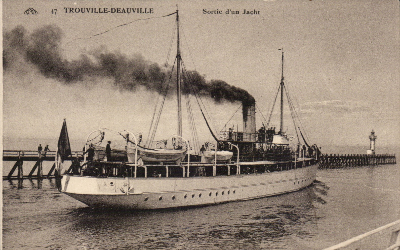 Deauville -Trouville - Sortie d'un Yacht - CPA 