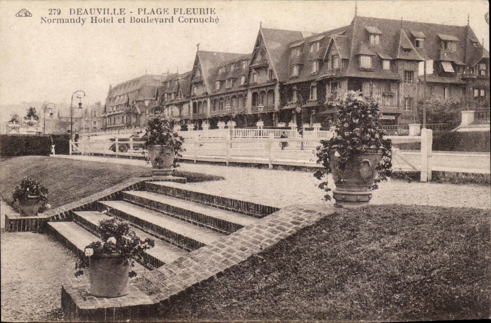 Deauville - Plage Fleurie — Normandy Hotel et Bouleyard Cornuché — CPA PHIL n°279