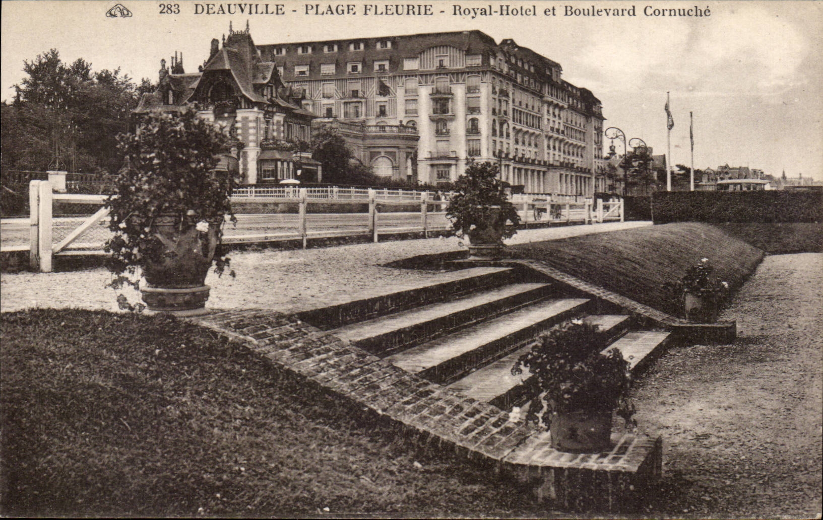 Deauville - Plage Fleurie - Royal-Hôtel et Boulevard Cornuché