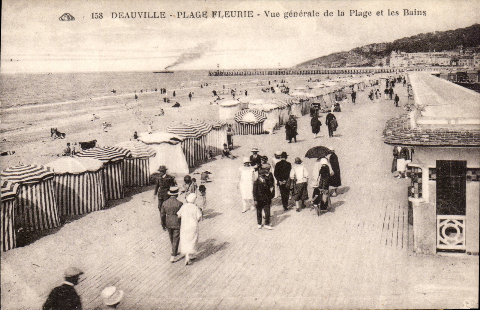 Deauville - Plage Fleurie - Vue générale de la Plage et les Bains