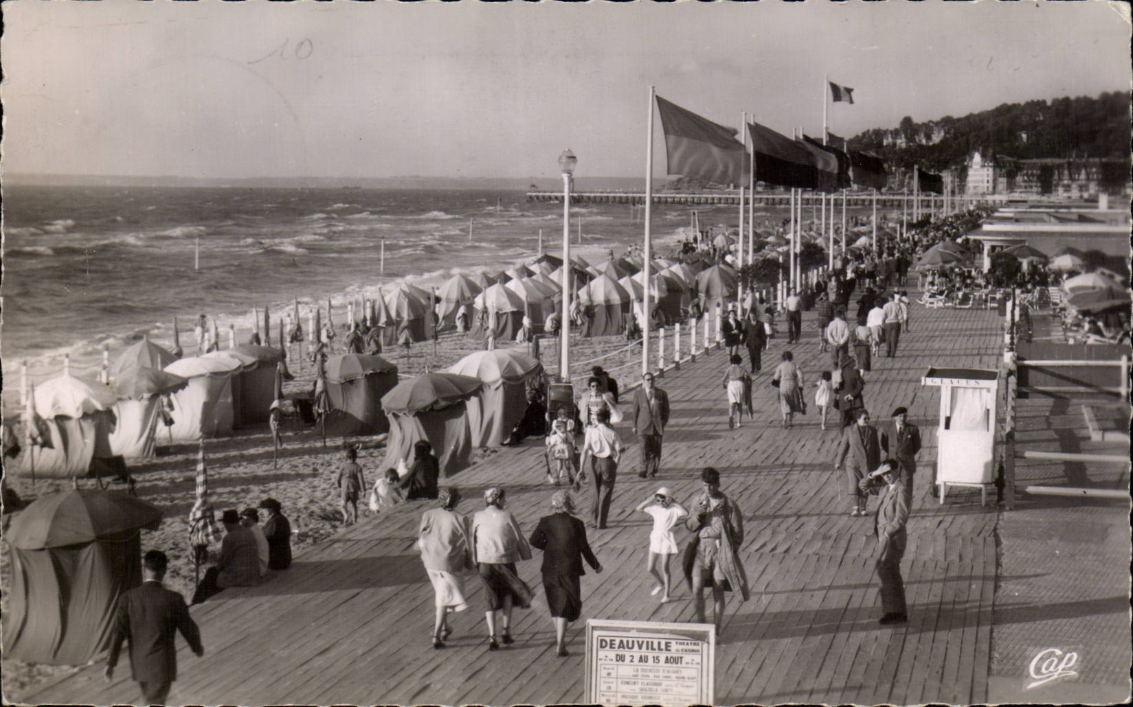 Deauville - Les Planches et la Plage - CPA 