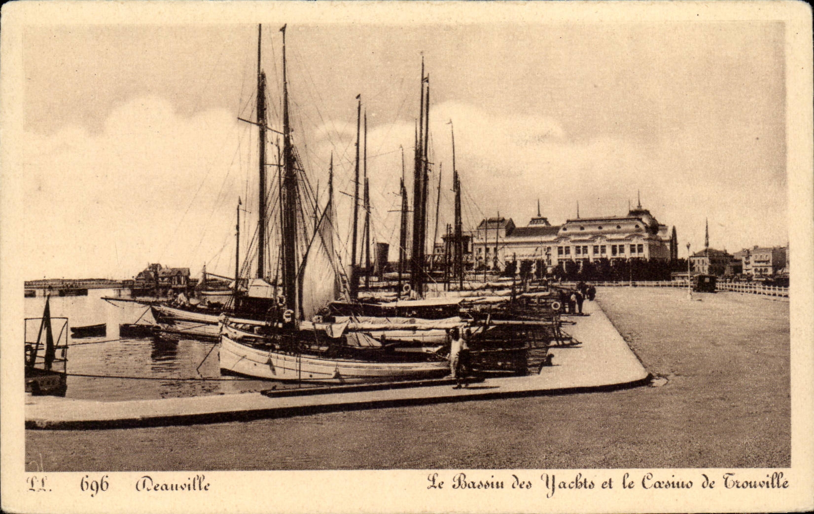 Le Bassin des Yachts et le Casino de Trouville — Deauville, LL. 696