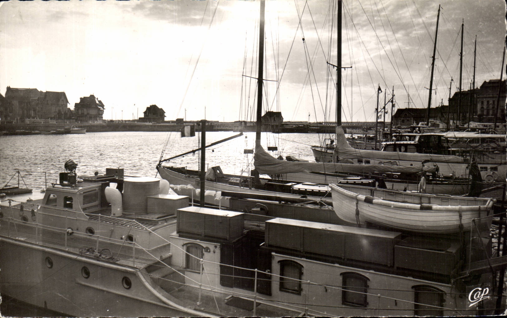 Crépuscule sur le Bassin des Yachts — Deauville — éditeur Cap