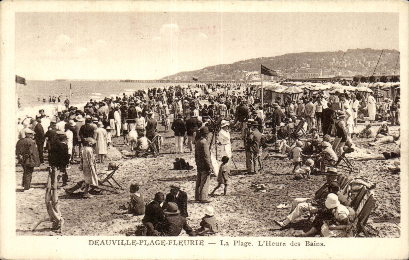 Deauville-Plage-Fleurie — La Plage. L'Heure des Bains.