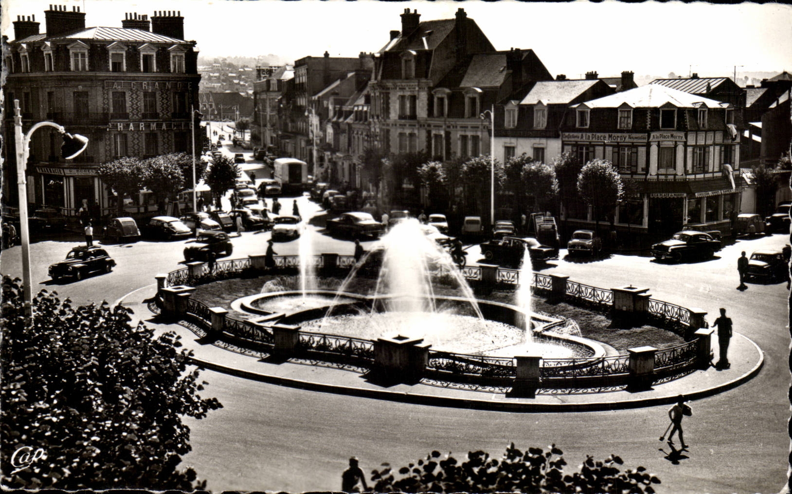 Deauville - Place de Morny — view of the fountain — Réal-Photo