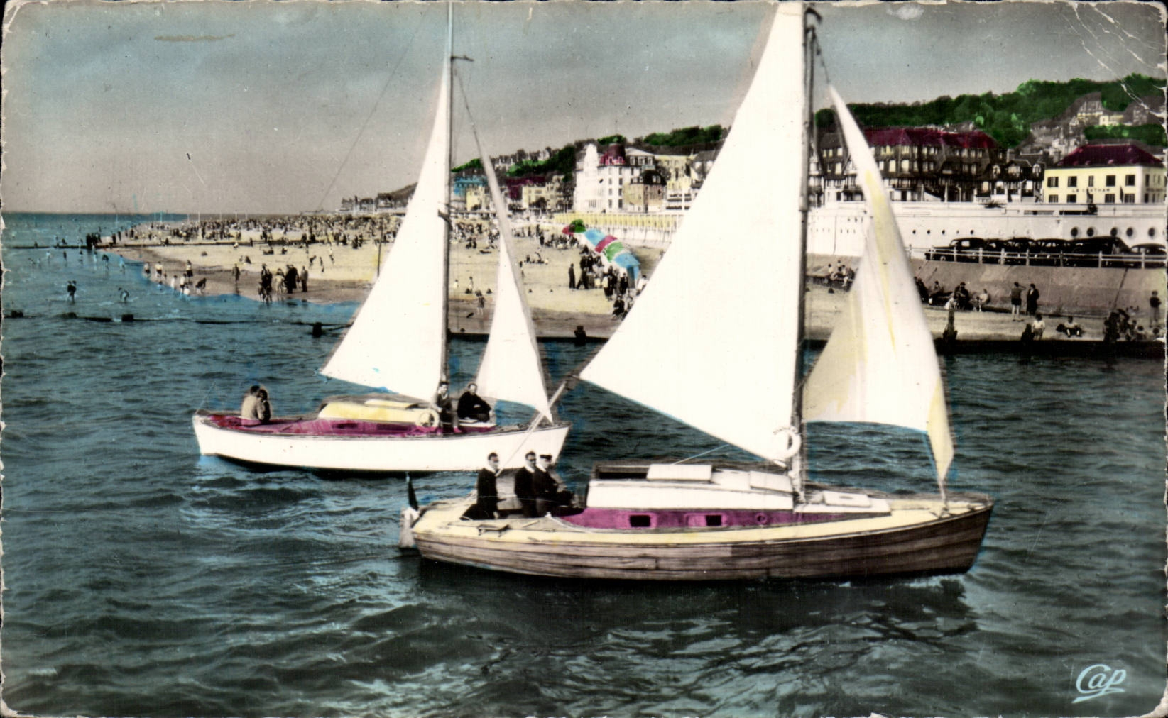 Deauville - Trouville — Voiliers rentrant dans le Bassin — C.A.P. n°1012