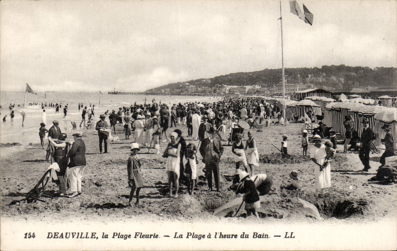 Deauville - La Plage Fleurie - La Plage a l'Heure du Bain - CPA 