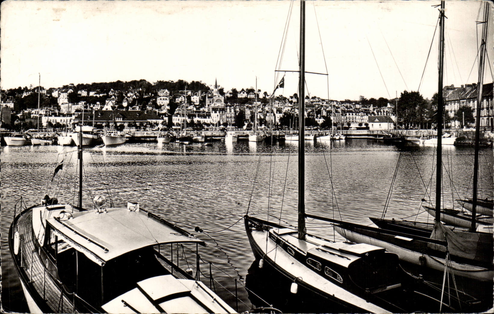 Port de Deauville — vue des yachts — Editions G. Jagny, n° 141
