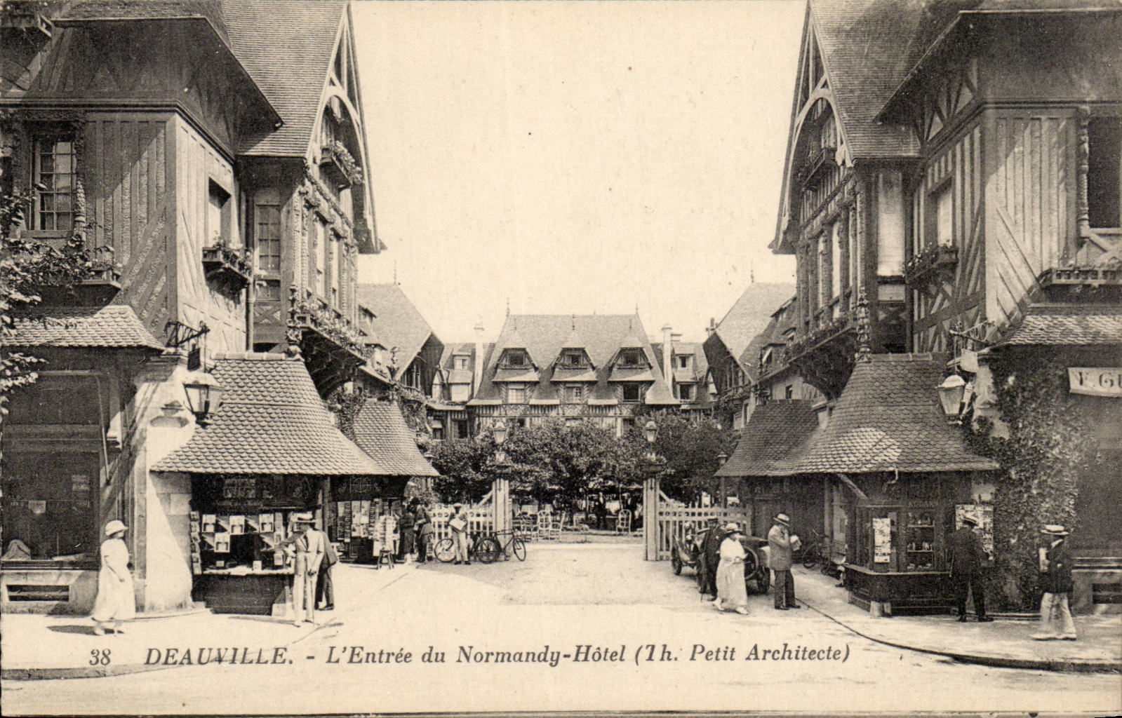 Deauville - The Entrance to the Normandy-Hôtel (Th. Petit Architecte)