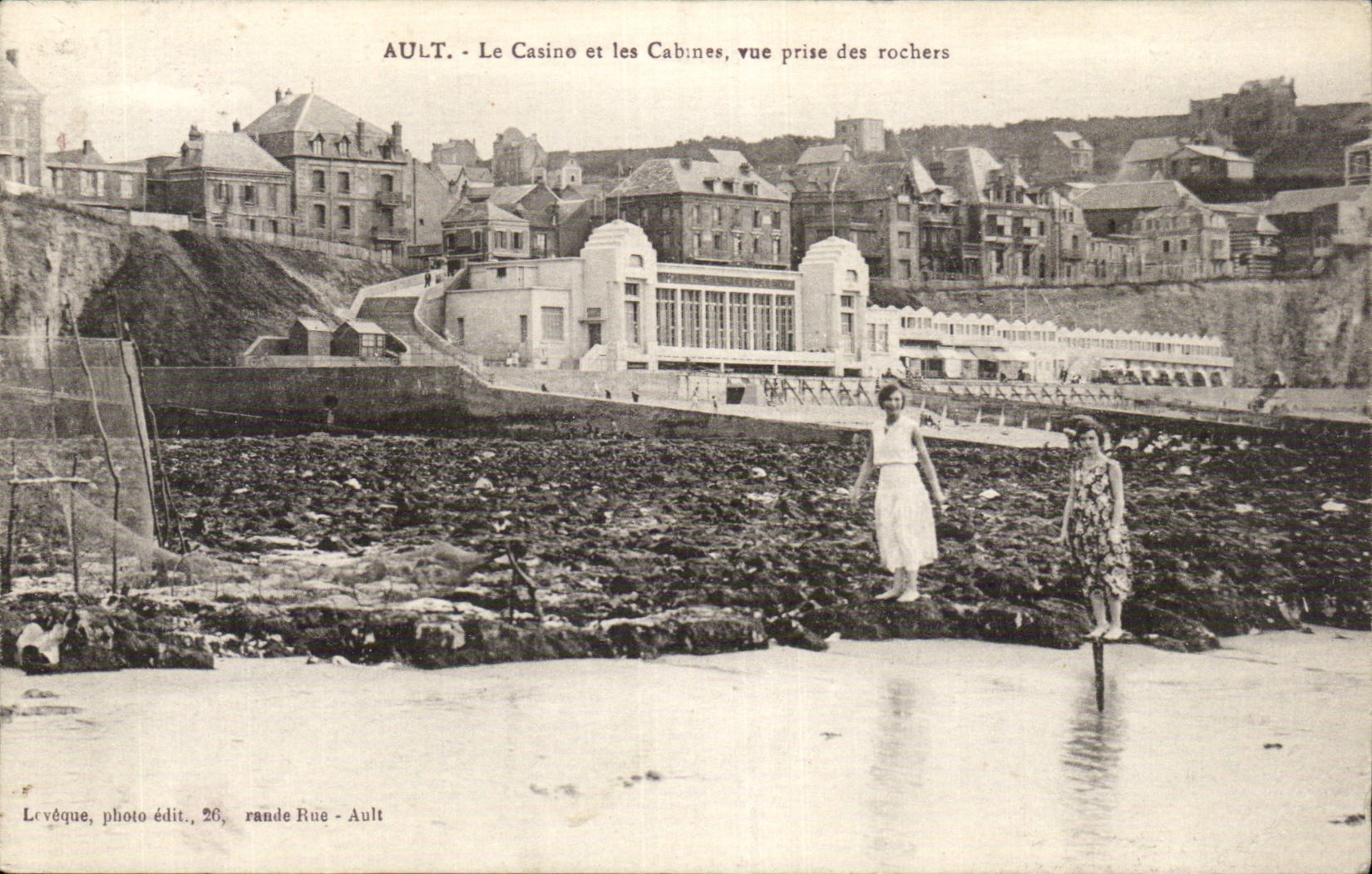 Ault - Le Casino et les Cabanes - femmes - CPA 