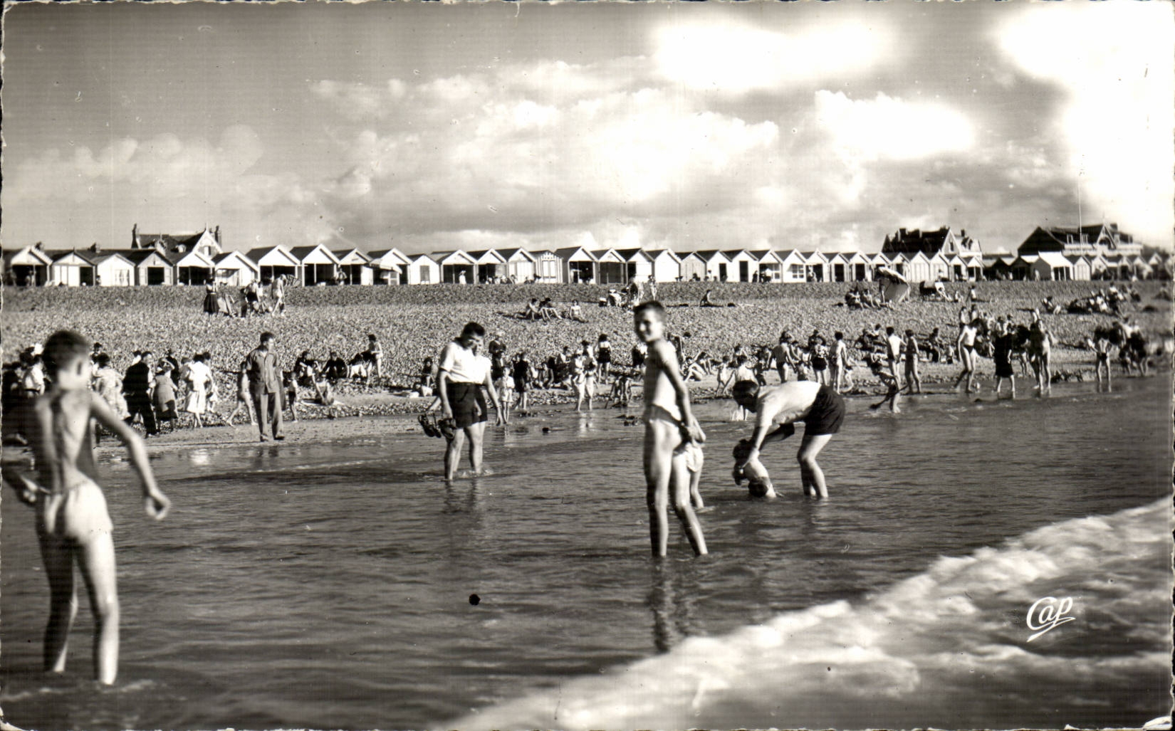 Plage de Dayeux-sur-Mer — baigneurs et cabines de plage — éditeur Cap