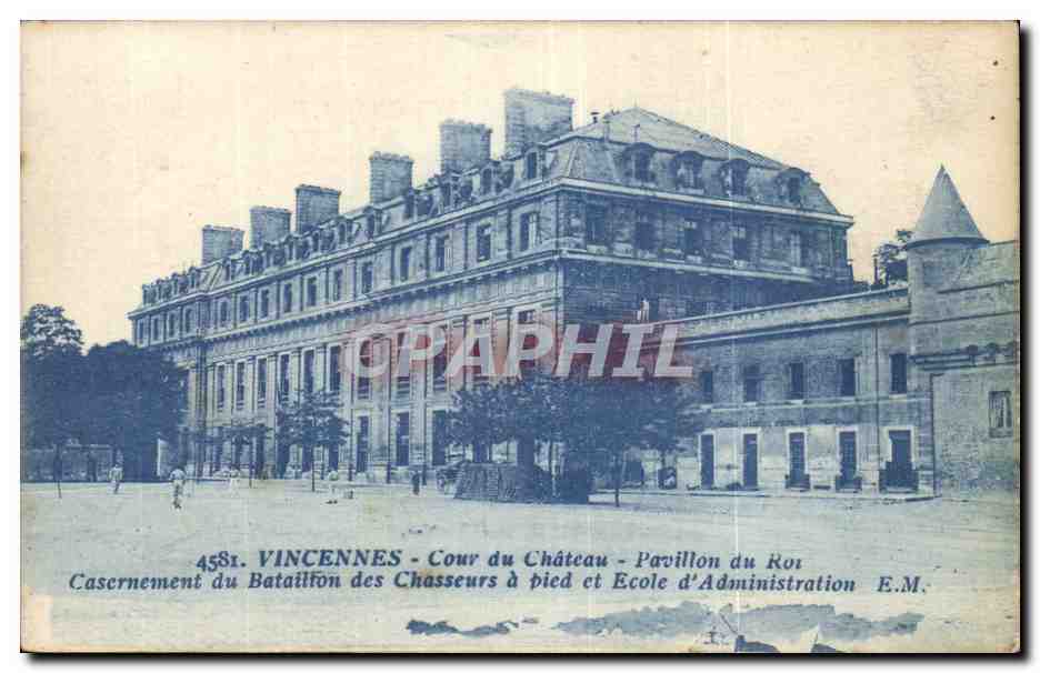CPA Vincennes Cour du chateau pavillon du roi Casernement du bataillon des chasseurs a pied et Ecole d'administration