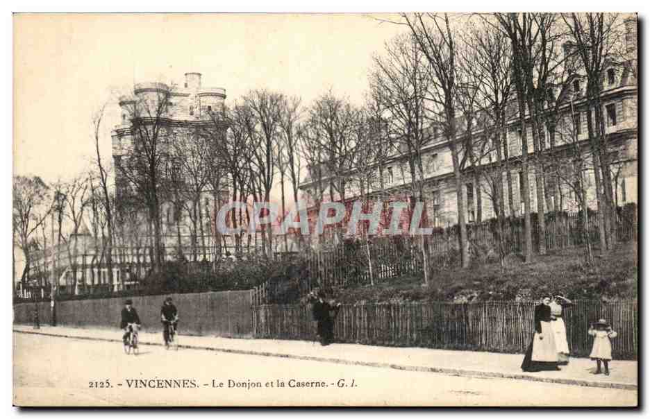 CPA Vincennes Le donjon et la caserne